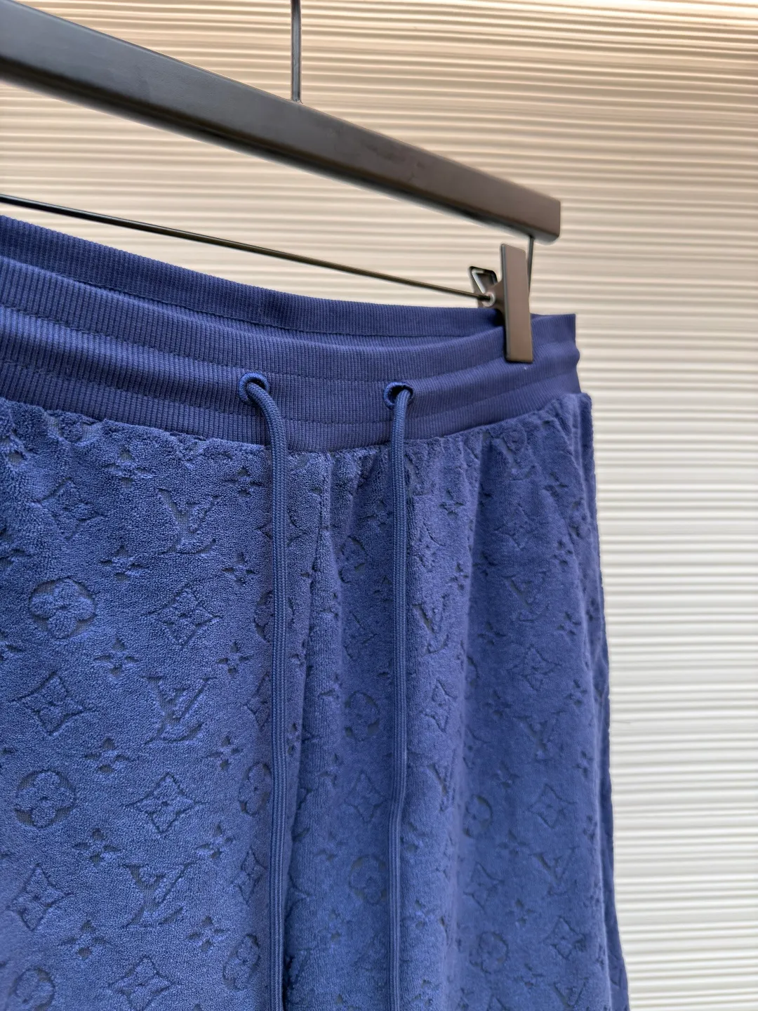 LOUIS VUITTON embossed terry shorts ●Authentic product: purchased and developed at 9850 ●Item number: 1680557-A35 ●Fabric: blended terry luxury terry fabric ●Technology: embossed jacquard production ●Version: fitted version ●Weight: about 330 grams ●Size: S-M-L-XL ●Description: Customized soft cotton blended terry luxury terry fabric with clear texture and plump and lazy Comfortable and close to the skin. The main tone is navy blue. It is as calm and profound as the deep sea. The full-width Monogram embossing makes a stunning appearance. It is a gorgeous bloom of Louis Vuitton's classic elements. It is fully recognizable and interprets an unparalleled fashion style. Suit is available for worry-free wear, three-dimensional relief jacquard technique. High-density electronic jacquard machine is used to achieve the Monogram three-dimensional effect through the "positive and negative layer weaving method". The fabric is partially heated using a customized mold to hot-melt the fibers in specific areas to permanently shape the relief outline. . The infrared positioning cutting machine uses an infrared transmitter and an infrared receiver to achieve precise positioning of materials. The accuracy can reach the micron level, thereby meeting the effect of Monogram alignment and high-precision cutting. The fabrics have been washed, have a better hand feel, are not easy to deform, are not easy to shrink, are not easy to fade, and maintain long-term beauty. The overall wiring is straight and delicate, the fabric is comfortable and soft, and the color is consistent without color difference. It can be matched with the same style to create a fashionable look and control various occasions. Customized accessories, complete with three standards, same style for men and women!